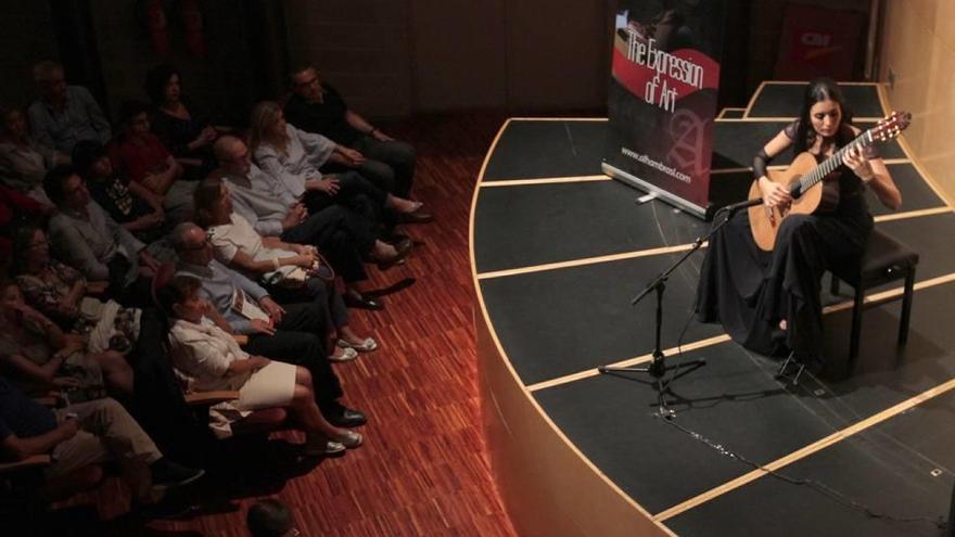 Isabel Martínez mostró sus dotes de instrumentista clásica en el Aula de Cultura de Cajamurcia.