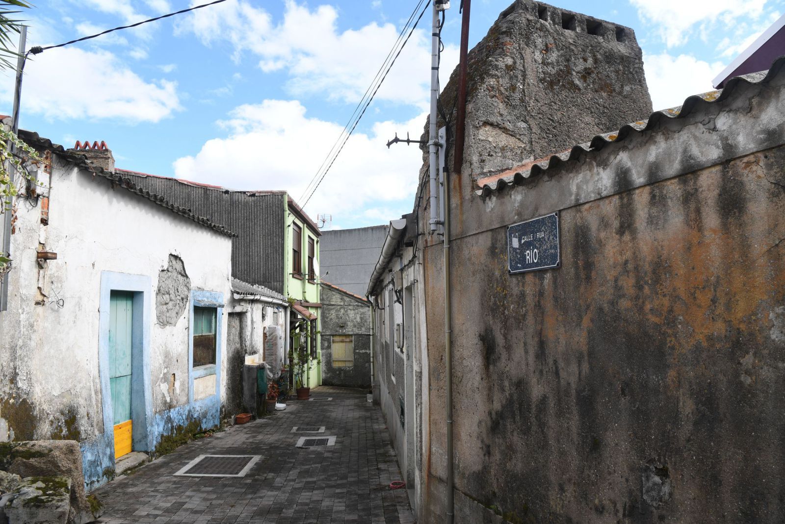 Casas en diferentes estados, en la calle Río, en Visma.   | // CARLOS PARDELLAS 