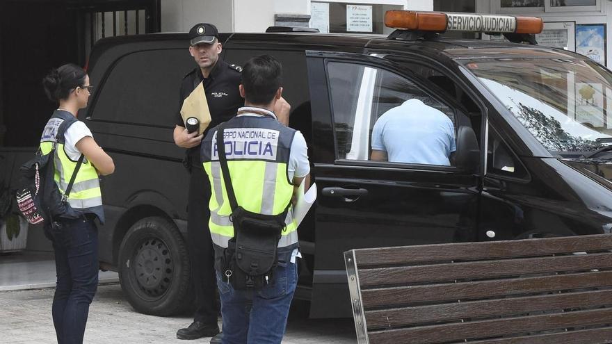 Furgón fúnebre y policías nacionales en una imagen de archivo.