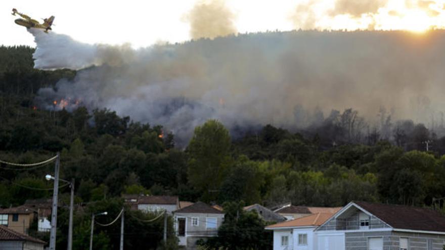 Imagen del incendio declarado ayer en Monterrei // Brais Lorenzo