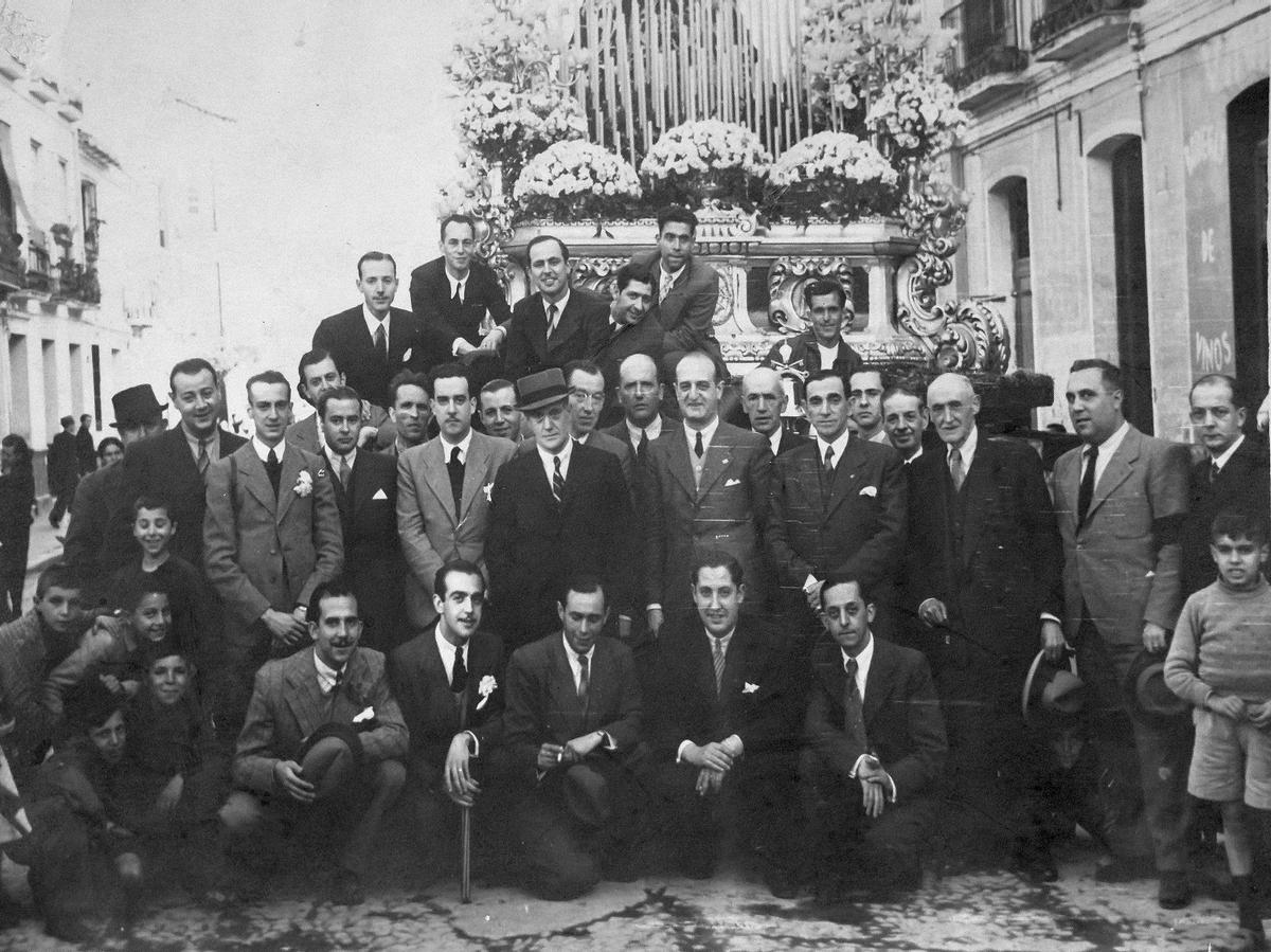 Enrique Navarro, con directivos, hermanos y fieles delante del trono de la Virgen de los Dolores.