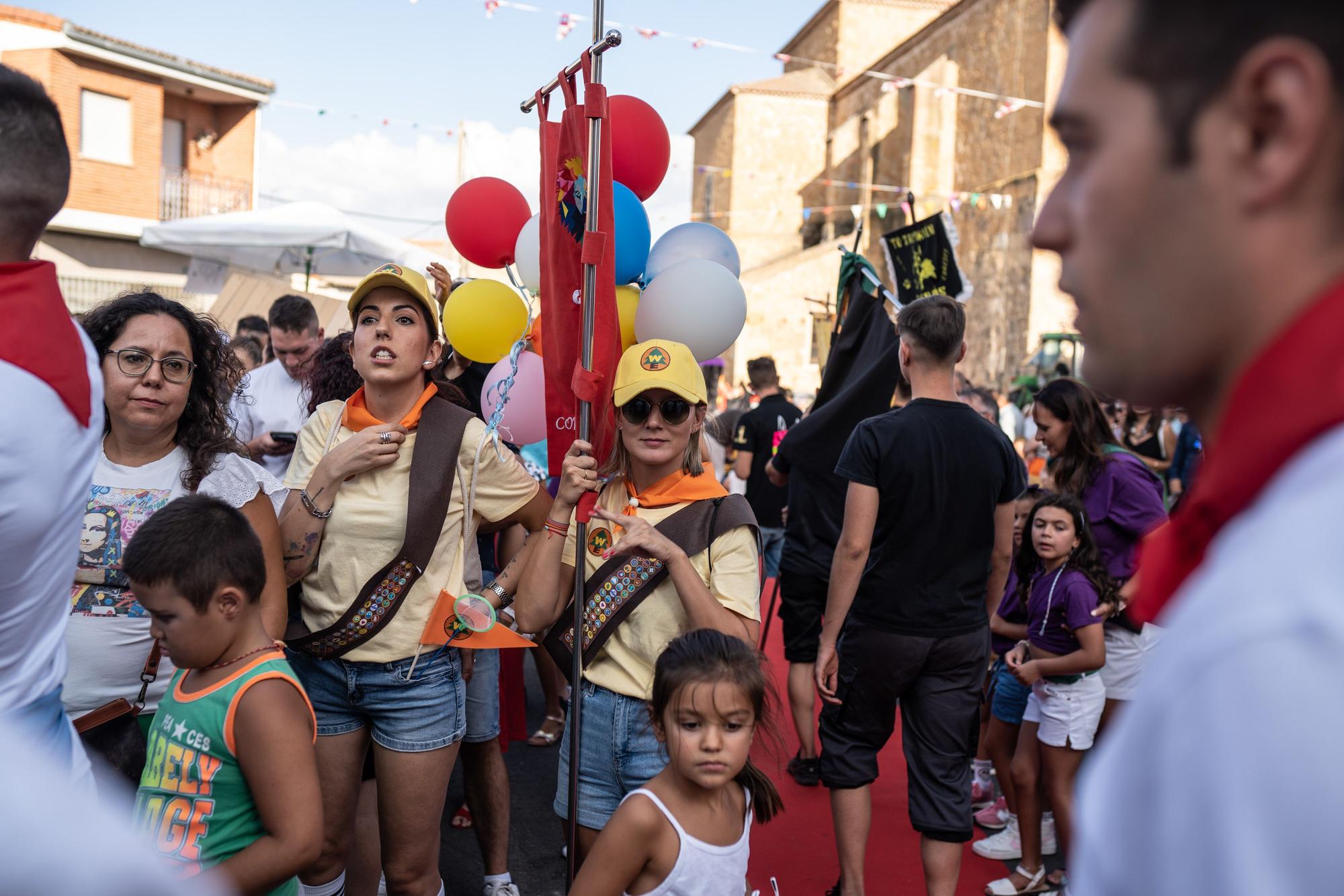 GALERIA | Coreses abre sus fiestas con las reinas y las carrozas