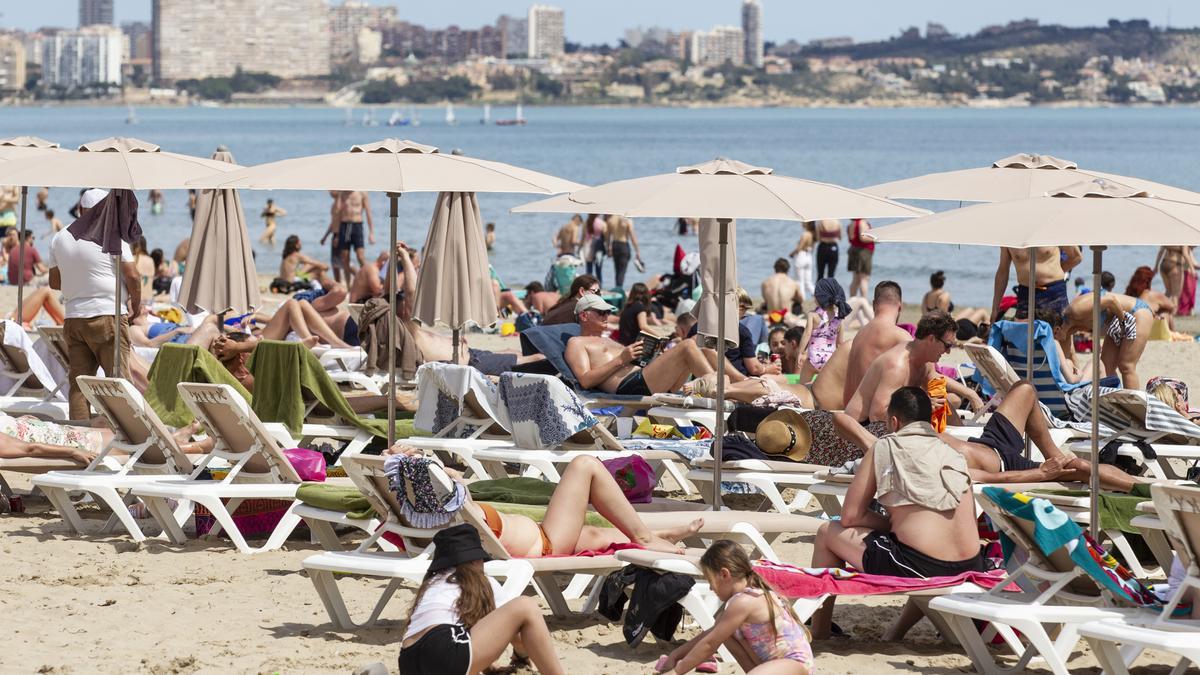 Las playas están repletas de bañistas desde mayo. En la imagen, el Postiguet en Alicante