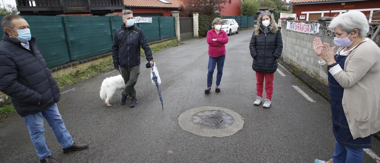 Vecinos de Granda con pancartas en sus viviendas en contra de la ITV.