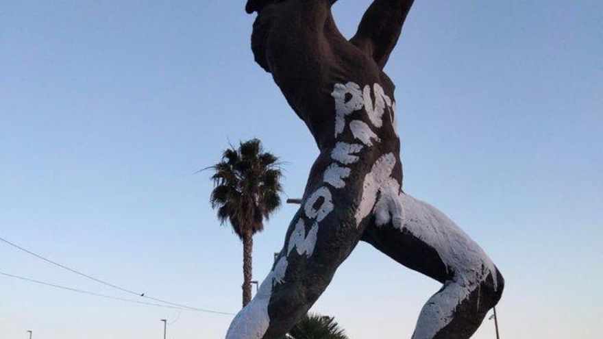 La estatua del Mencey Bentor, en Los Realejos ha amanecido con pintadas