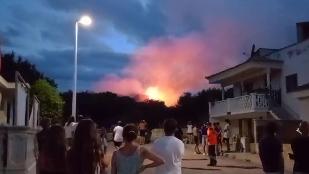 Anwohner von Son Serra de Marina beobachten das Feuer in der Nähe einer Wohngegend