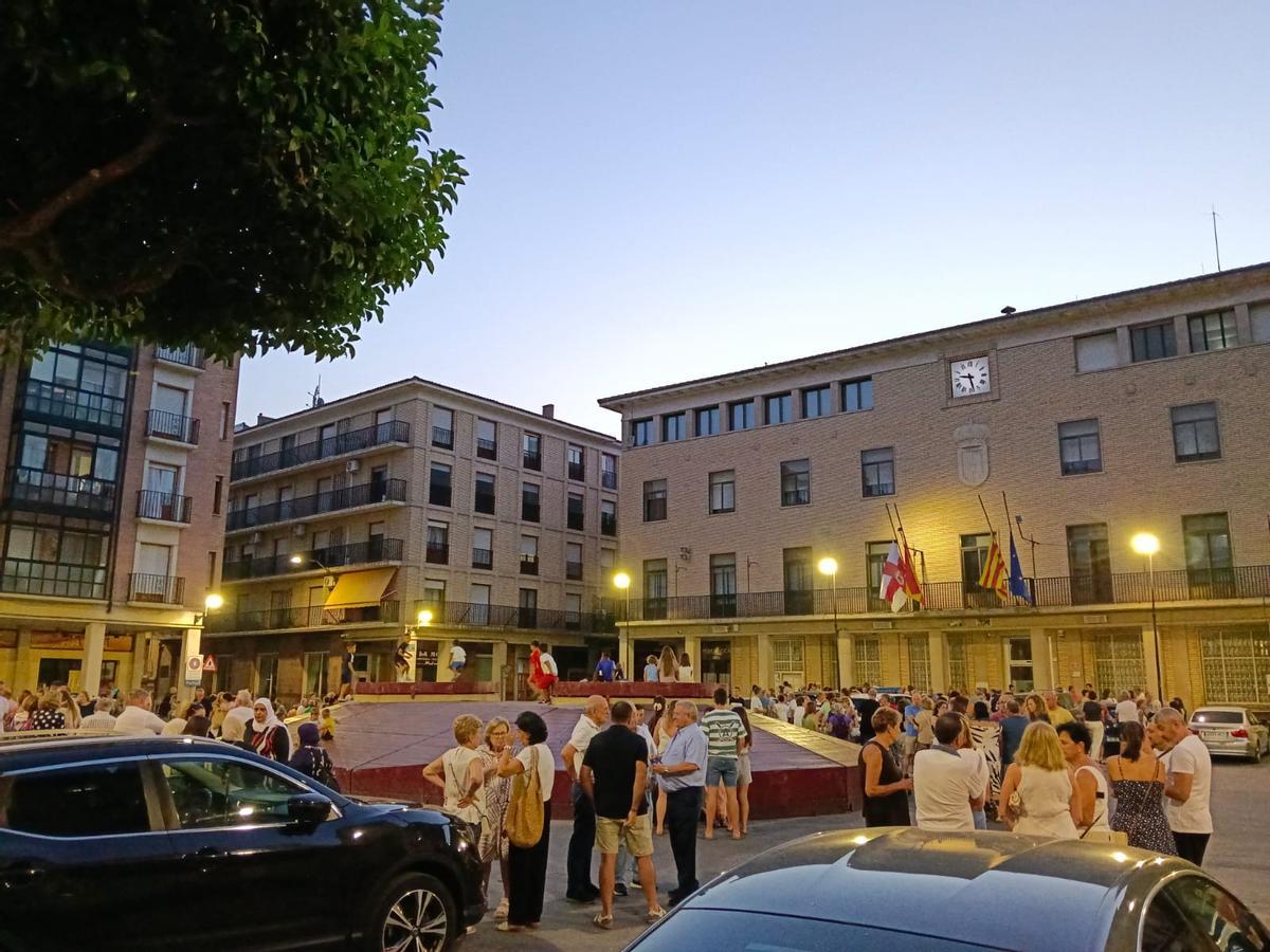 Concentración frente a la fachada del Ayuntamiento de Tauste en memoria de sus vecinos Javier y Esther.