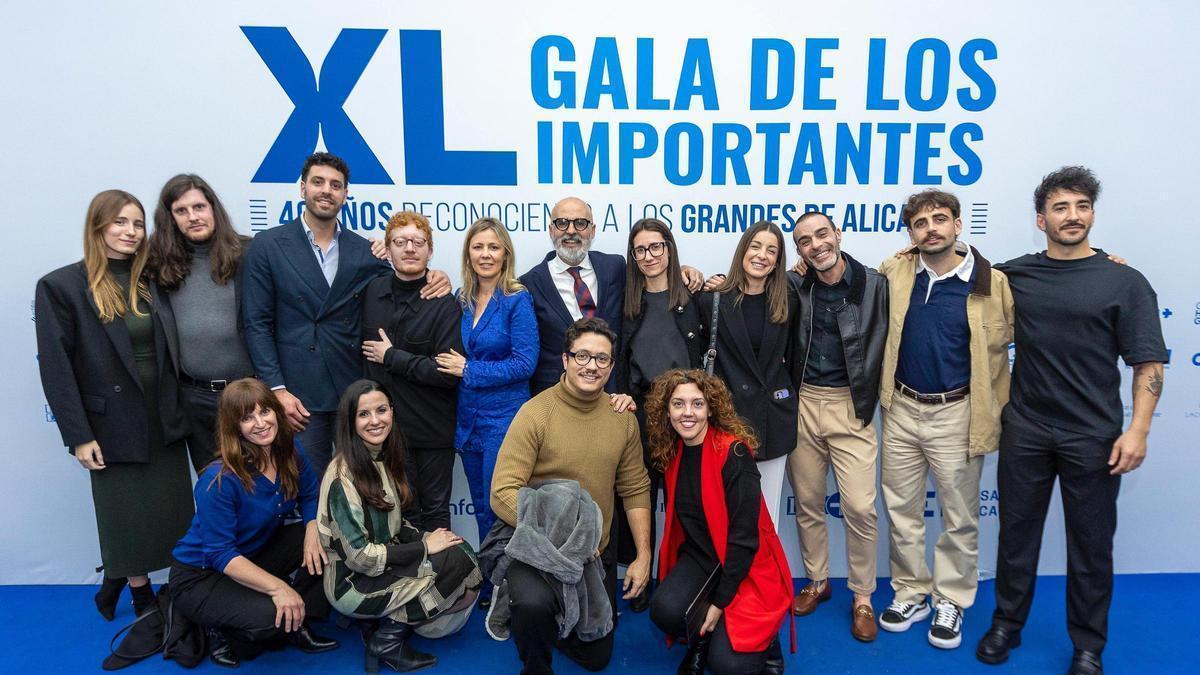 Footo de familia del equipo de Grupoidex en los premios Importantes de INFORMACIÓN.