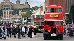 Una trentena de vehicles d’època han participat en el Ral·li d’autobusos antics, aquest matí a Barcelona.