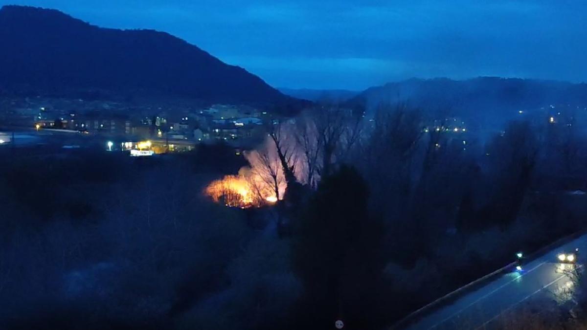 Incendi de canyes a la llera del riu Cardener, a Manresa