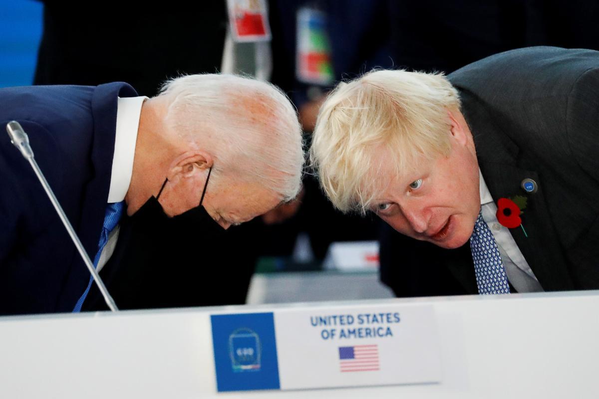 El presidente de Estados Unidos, Joe Biden, y el primer ministro de Gran Bretaña, Boris Johnson, en la redonda durante la cumbre del G20 en Roma, Italia, el 30 de octubre de 2021. REUTERS / Remo Casilli