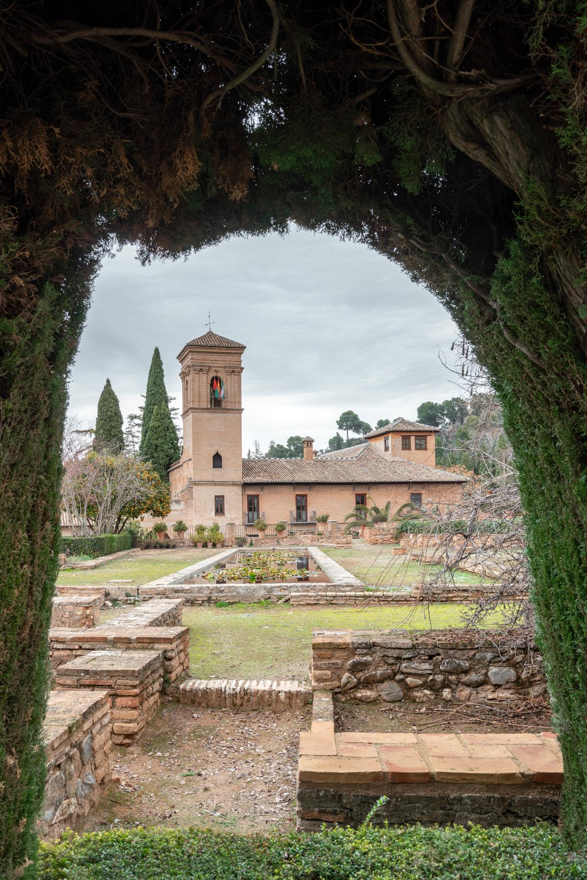 El Parador de Granada, el lugar situado a una hora de Málaga en el estuvieron enterrados los Reyes Católicos y que tiene vistas a la Alhambra