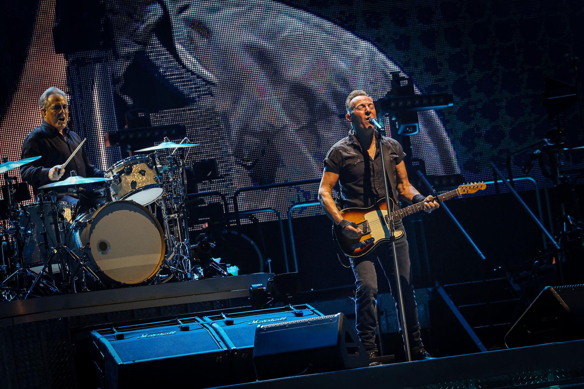 Un moment de l'actuació de Bruce Springsteen a Barcelona, a l'Estadi Olímpic de Montjuic