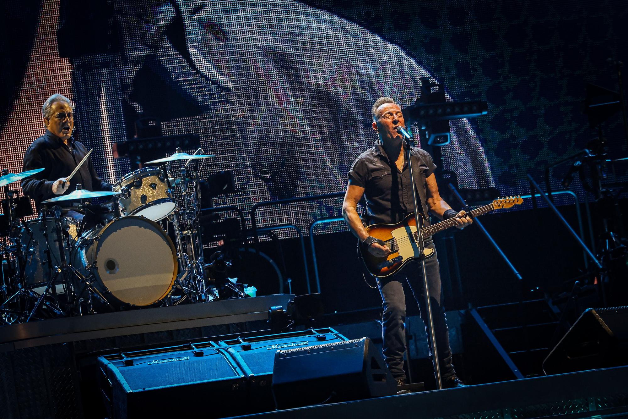 A moment of Bruce Springsteen's performance in Barcelona, ​​at the Montjuic Olympic Stadium