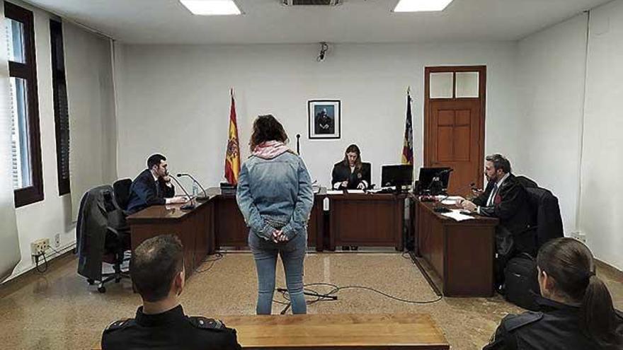 La mujer condenada, ayer durante la celebraciÃ³n del juicio en VÃ­a Alemania, en Palma.