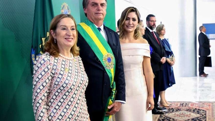 Ana Pastor, presidenta del Congreso, posa junto a Bolsonaro y su mujer tras la toma de posesión.