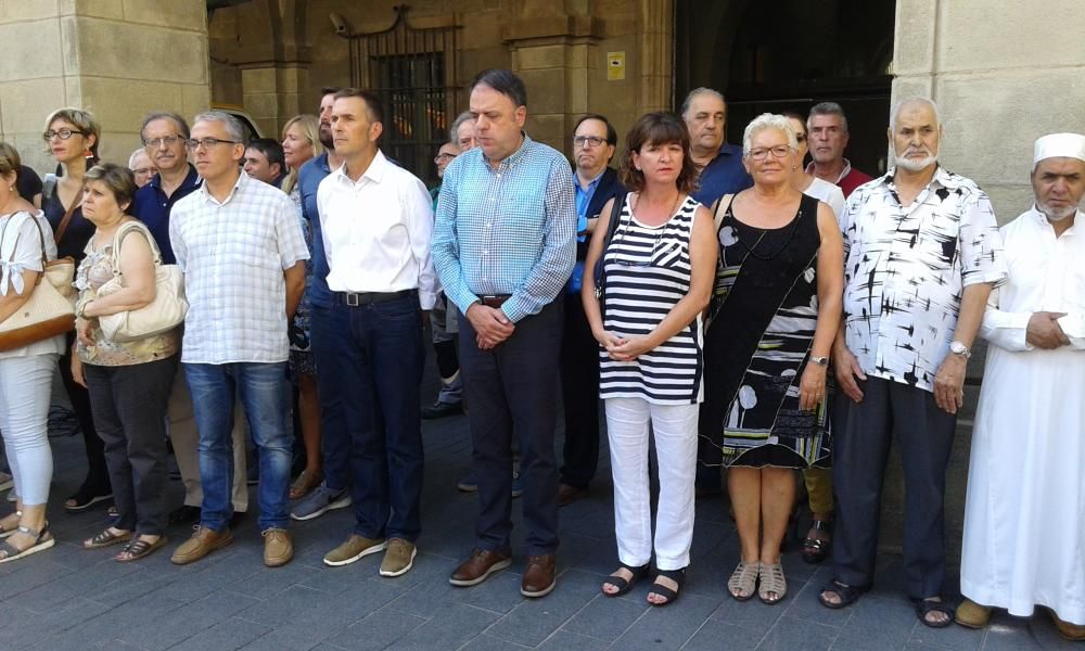 Imatges del minut de silenci fet a Manresa per l'atemptat de Barcelona