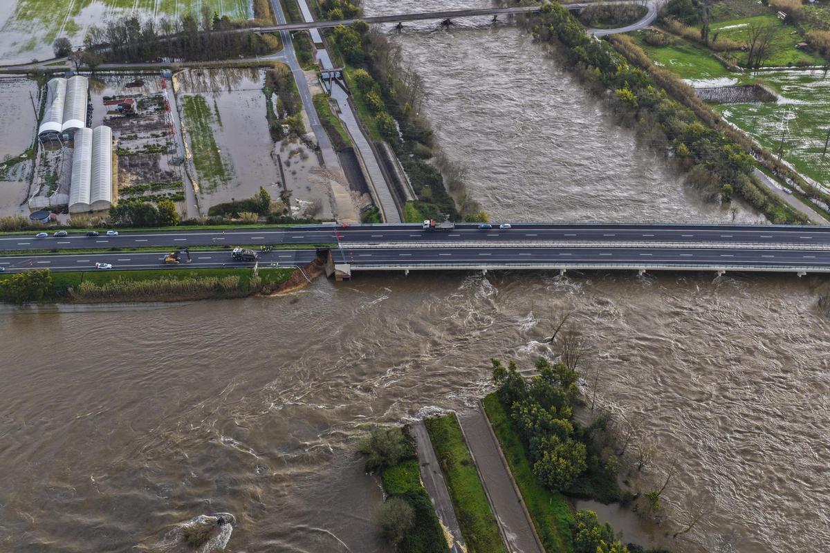 Colapsa la autovía A1 de Portugal a la altura del dique roto sobre el río Mondego