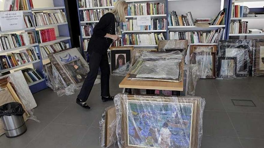 Isabel Moro, con parte de la pinacoteca y la biblioteca.