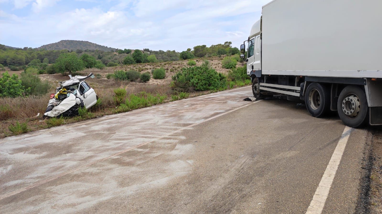 Accidente mortal: Dos jóvenes de 19 y 20 años mueren al chocar contra un camión en la carretera de Manacor