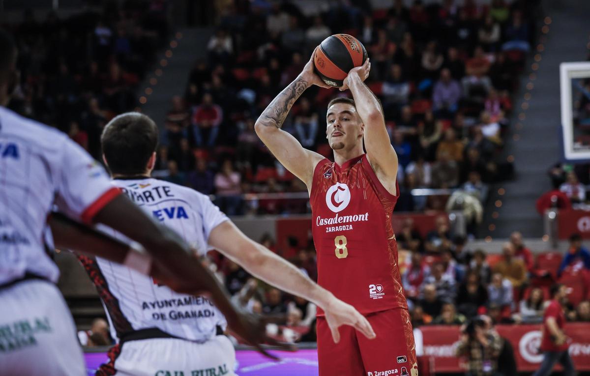 Radoncic lanza a canasta en un partido con el Zaragoza ante el Granada en ACB en