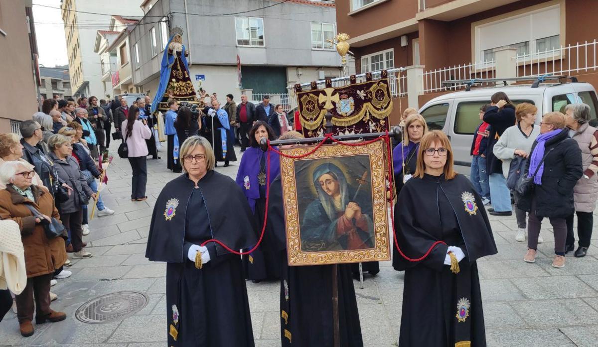 Costaleras de la Hermandad de los Dolores con el estandarte. | SANTOS ÁLVAREZ