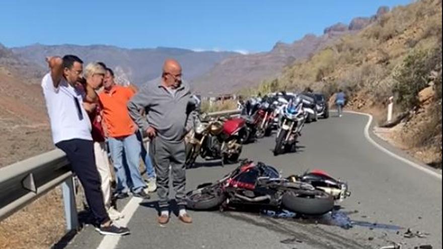 Estado en el que quedó la moto tras colisionar contra un coche en la GC 60, en San Bartolomé de Tirajana, cerca de Arteara.