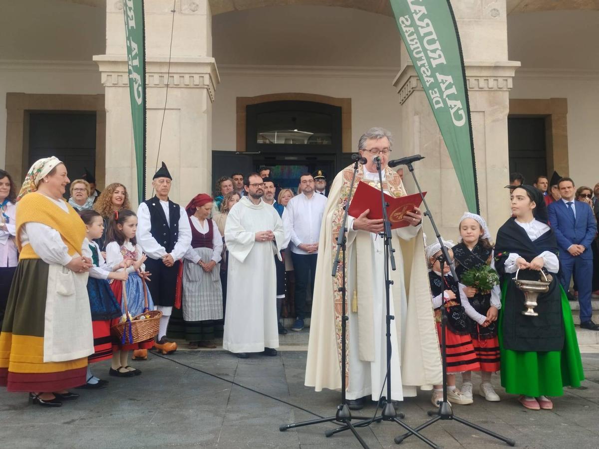 Fermín Riaño, durante la lectura de la bendición de los Güevos Pintos, con Ángel García "Cepi" y Adrián Barbón detrás.