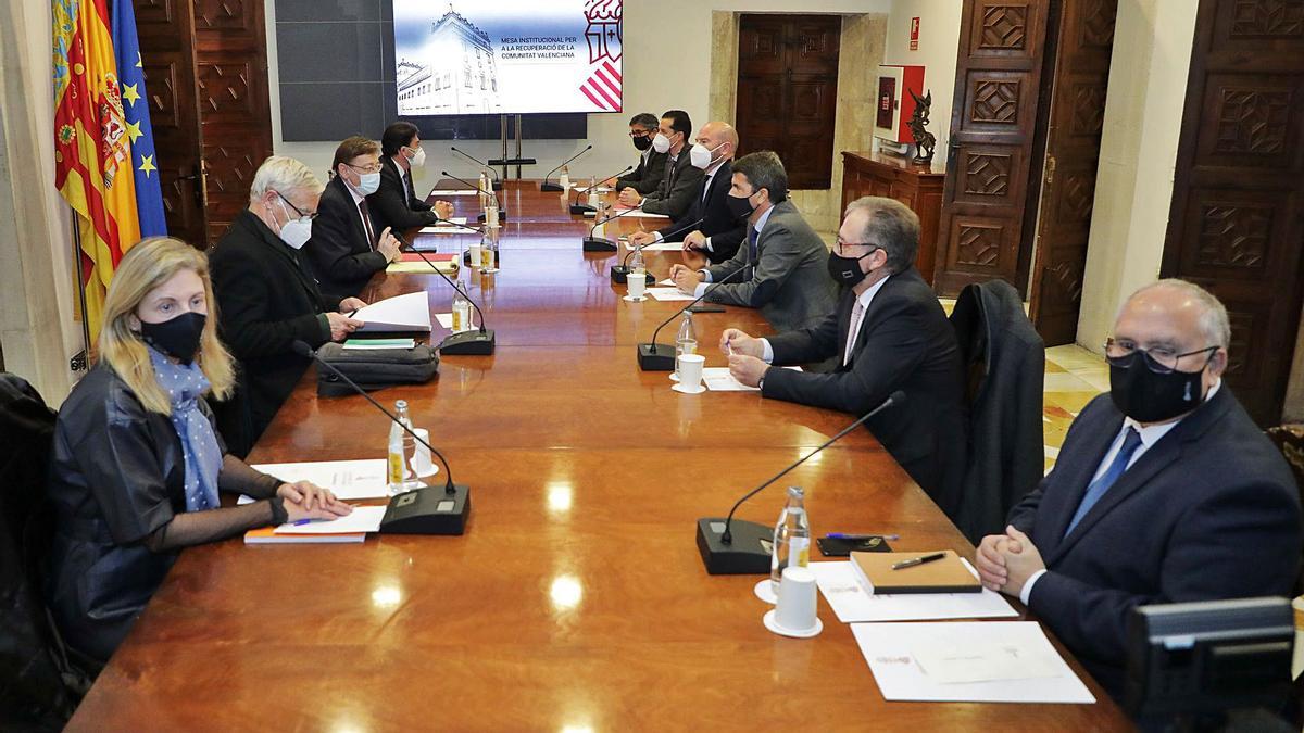 Ximo Puig durante la reunión celebrada ayer con presidentes de diputaciones y alcaldes para presentar el Fondo de Cooperación.