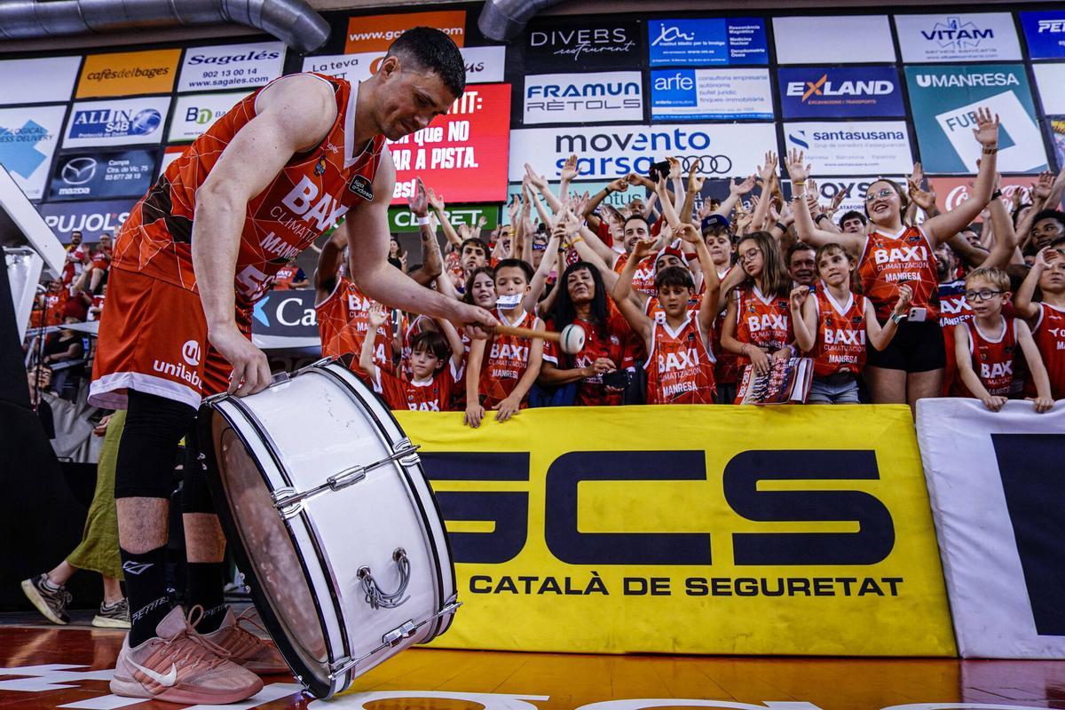 El Baxi homenatja Dani Pérez en el seu últim partit al Nou Congost, en imatges