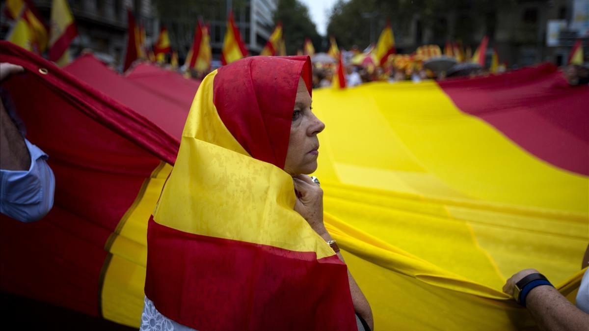 lainz40356927 anti independence demonstrators march waving spanish flags a170930185227