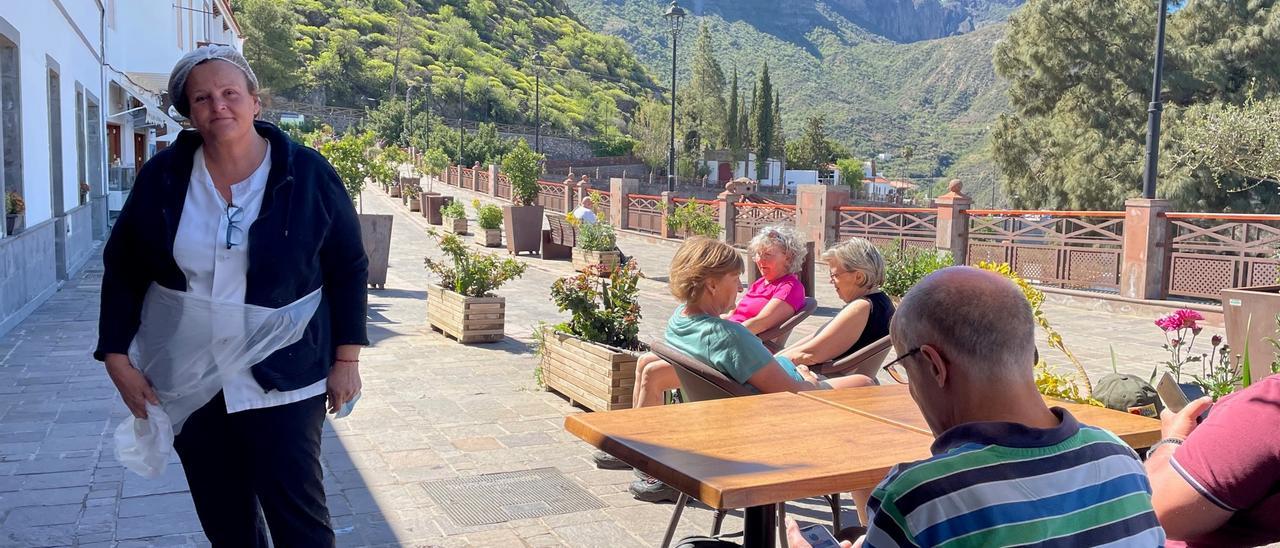 Rosa María Medina, delante de su establecimiento, Dulcería Nublo.