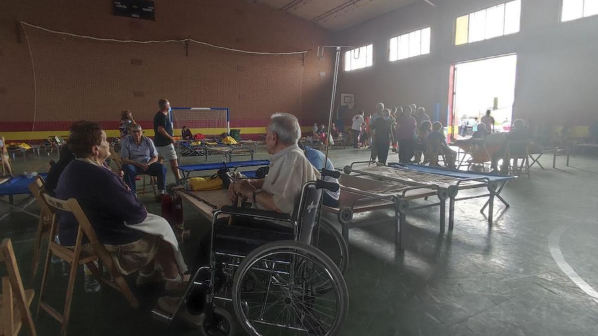 Vecinos de Ferreras de Arriba, Ferreras de Abajo, y Villanueva de Valrojo, alojados desde la noche del jueves en el pabellón deportivo Los Salados de Benavente.