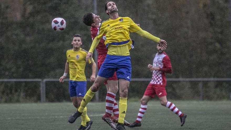 Una disputa por el balón en el partido entre el San Claudio y el Llanera.