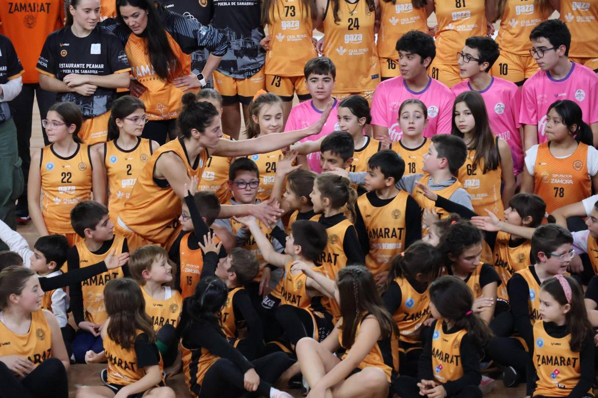 GALERÍA | El CD Zamarat presume de cantera  en un pabellón Ángel Nieto teñido de color naranja