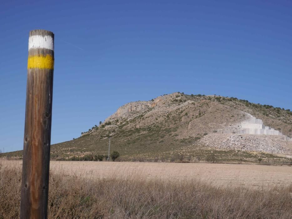 El turismo rural es una de las alternativas que quiere explotar la asociación de vecinos. Un Sendero de Pequeño Recorrido que lleva hasta la cumbre del Rocín.