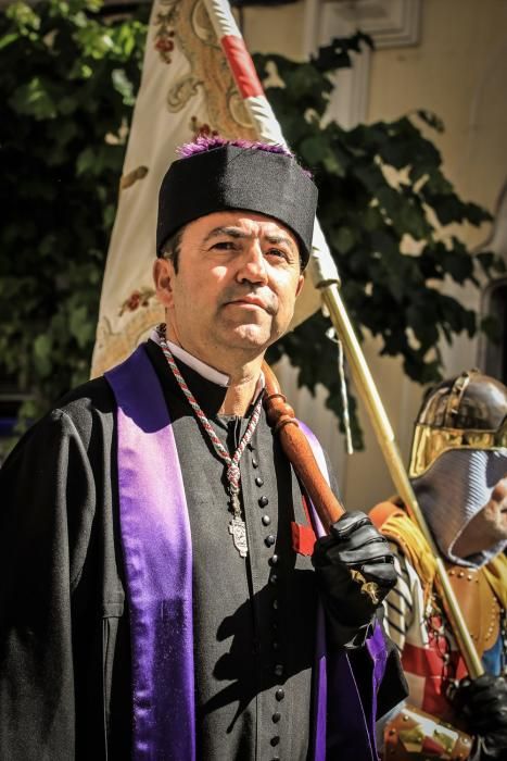 La procesión de la reliquia es uno de los actos que más agradan a los alcoyanos en el día dedicado al patrón San Jorge.