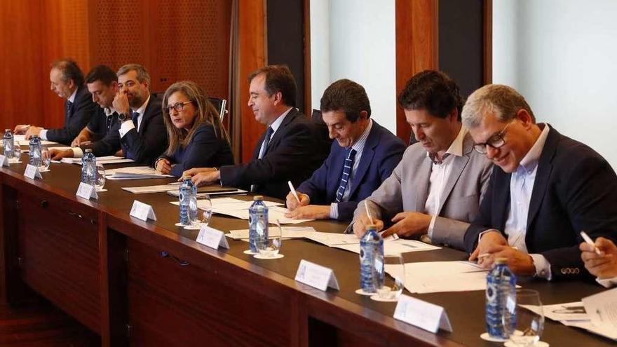 Francisco Botas (4º d.), consejero delegado de Abanca, y Teresa Pedrosa, ayer, con los representantes empresariales durante la firma del acuerdo. // R. Grobas