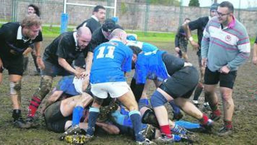 Un momento del partido de veteranos. / la calzada rugby club