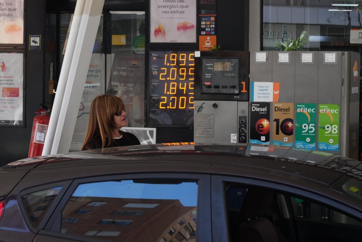 Una mujer reposta en una gasolinera castellonense este martes, con precios superando ya los dos euros.