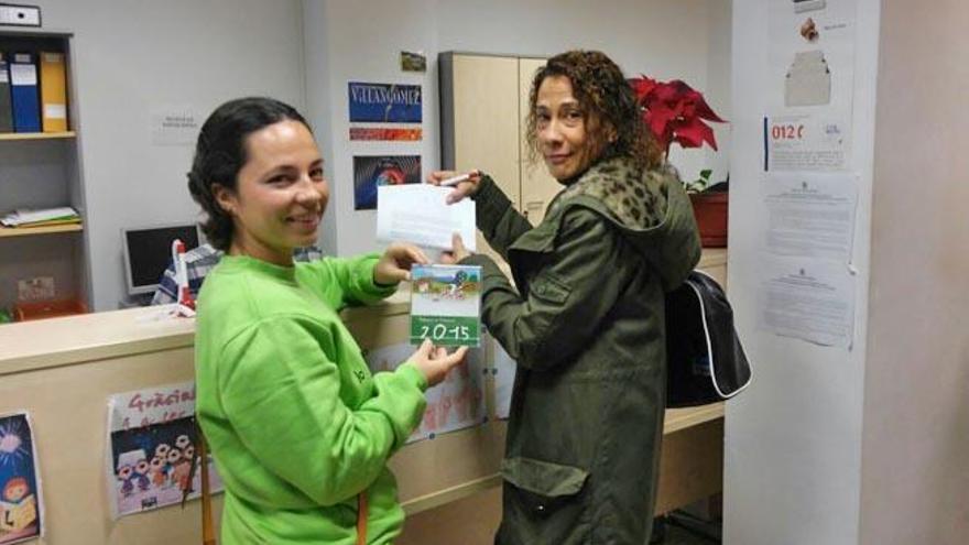 La Assemblea de Docents regala un calendario a Belén Torres