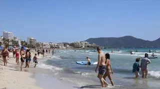 Neue Ausschreibung für den Strand von Cala Millor: Wer bekommt Liegen, Schirme und Wassersport?