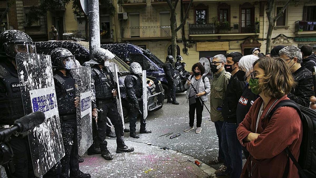 Reguant, Sabater, Pellicer i Riera es van situar davant els antiavalots en el desnonament del Poble-sec, mentre que diversos manifestants van ocupar la seu d’ERC. | JOAN CORTADELLAS