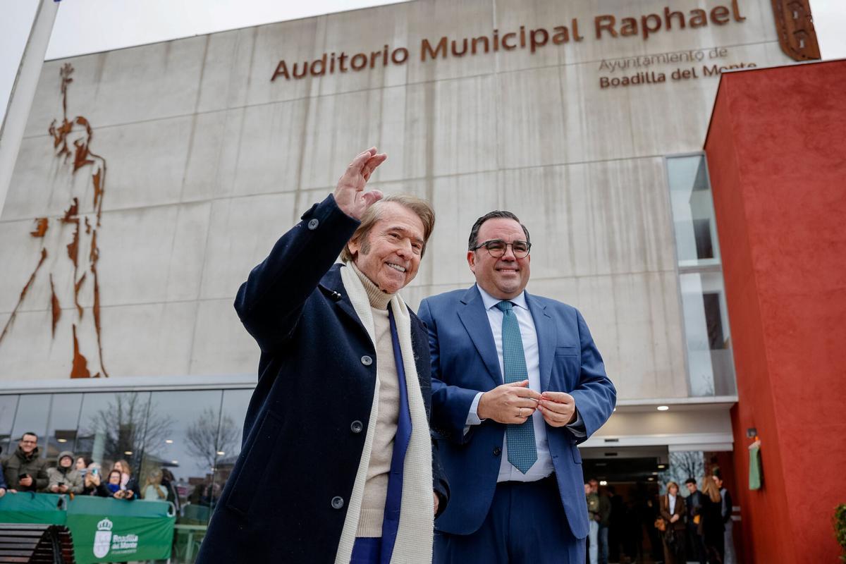 El cantante Raphael y el alcalde de Boadilla del Monte, Javier Úbeda, durante el homenaje.