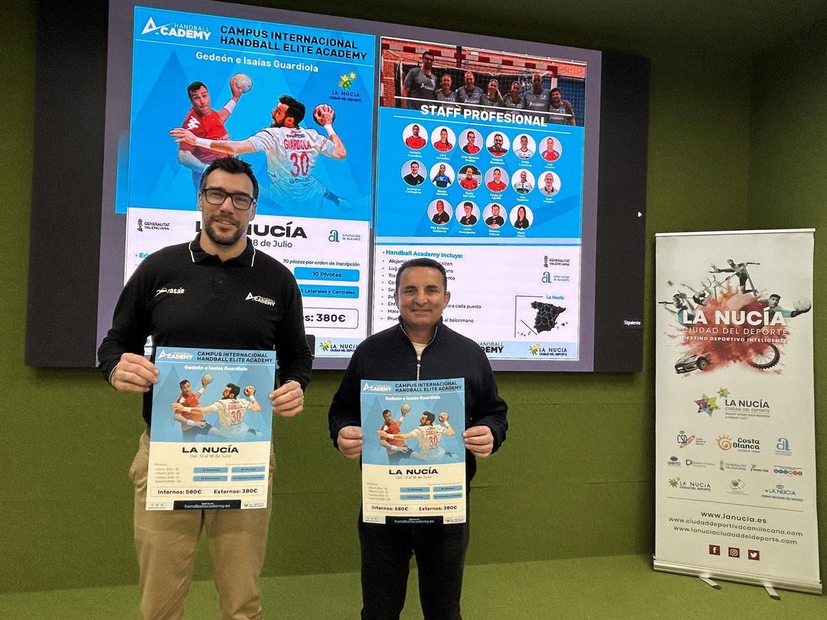 La presentación ha contado con la presencia de Gedeón Guardiola, exjugador internacional de balonmano y Bernabé Cano, alcalde de La Nucía.