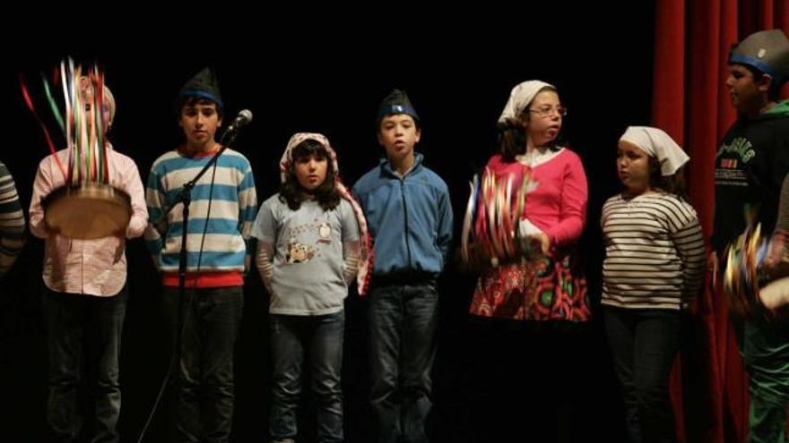 Un grupo escolar, durante su actuación, ayer, en la Casa de Cultura.