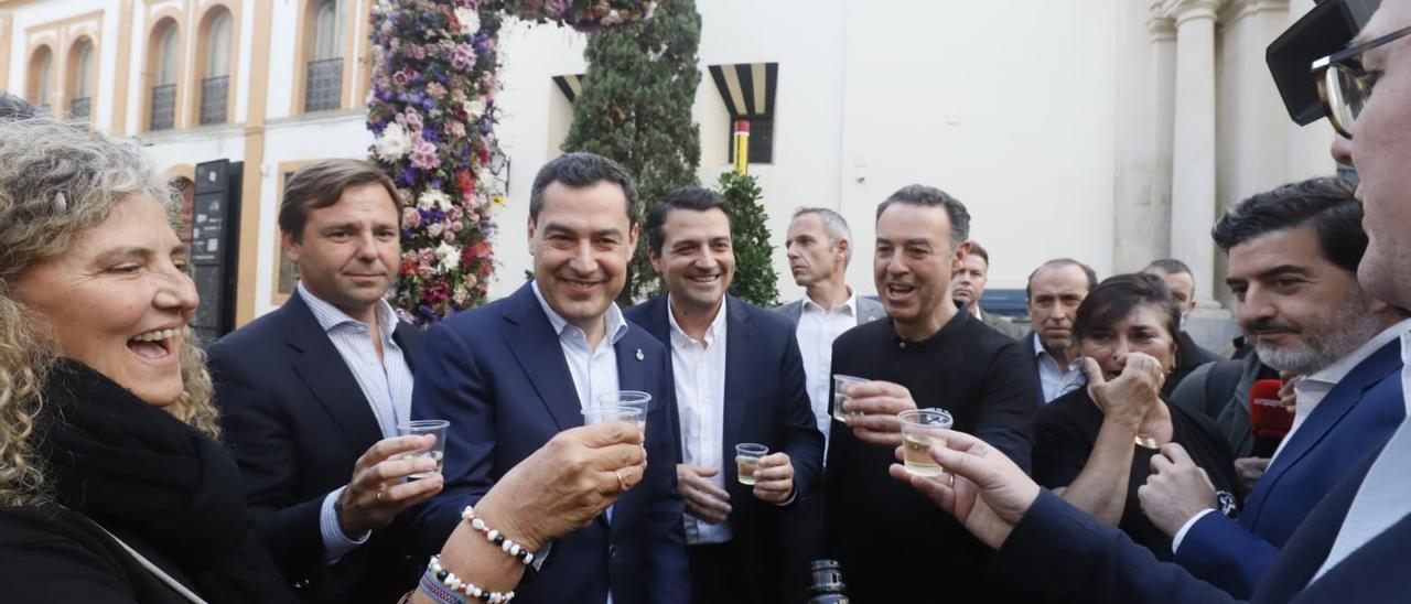 Juanma Moreno, con Bellido y Repullo, brinda en las cruces de mayo de Córdoba.