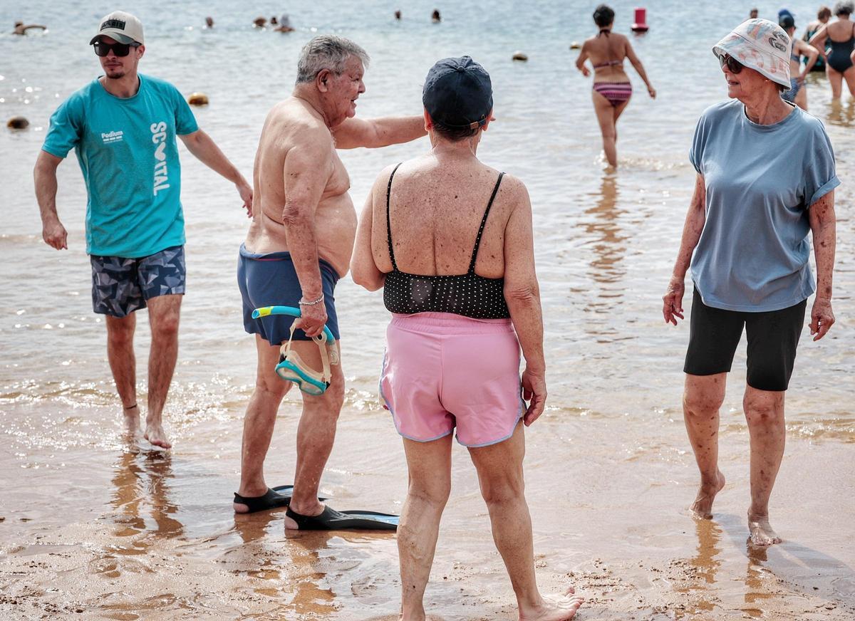 Los mayores van a la playa de Las Teresitas con Santa Cruz Vital