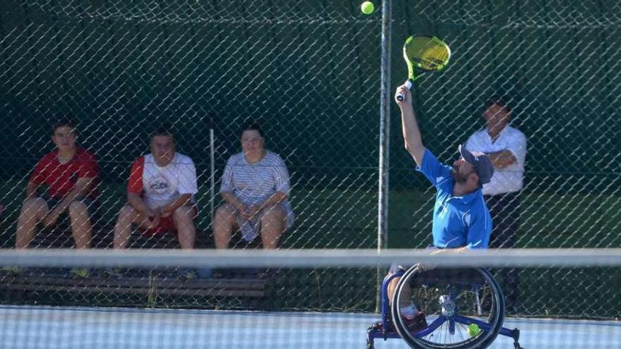 Uno de los encuentros de ayer de tenis en silla de ruedas. // G. Santos