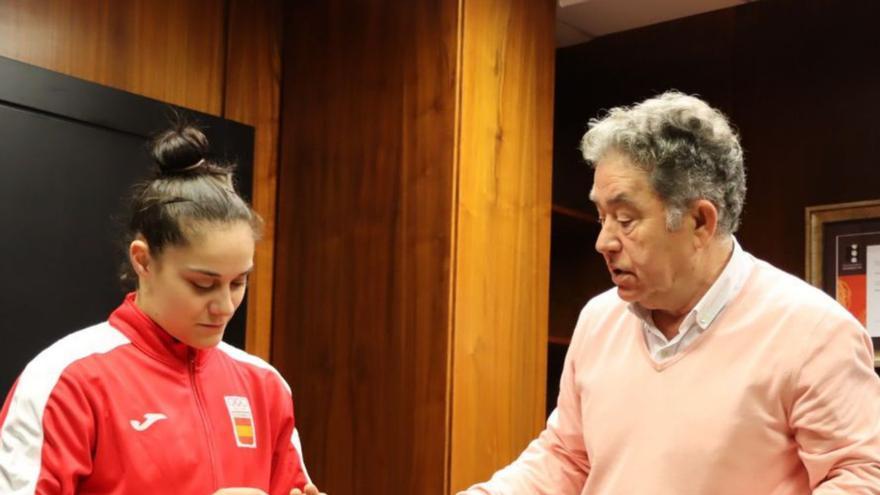 Lores recibe a la campeona Melania Rodríguez | FDV